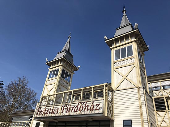 Der grösste natürliche Thermalsee auf der Welt in Bad Hévíz